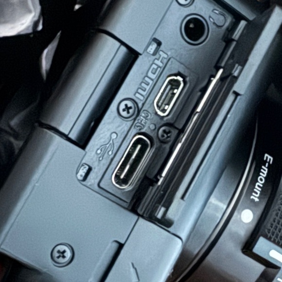 Sony - Alpha ZV-E10 Kit Mirrorless Camera with 16-50mm Lens - Black| - Picture 7 of 7